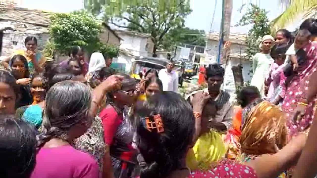 Crime News: ಮಕ್ಕಳ ಕಳ್ಳರೆಂದು ಮಹಿಳೆಯರಿಗೆ ಥಳಿಸಿದ ಜನರು Crime News: ಮಕ್ಕಳ ಕಳ್ಳರೆಂದು ಮಹಿಳೆಯರಿಗೆ ಥಳಿಸಿದ ಜನರು