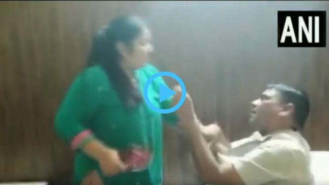 Viral Video: ಪರ ಮಹಿಳೆಯೊಂದಿಗೆ ಪತಿಯ ಸರಸ ಸಲ್ಲಾಪ ನೋಡಿದ ಪತ್ನಿ; ಮುಂದೆ ಪತಿ ಪಾಡು ಹೇಳಬೇಕೇ? Viral Video: ಪರ ಮಹಿಳೆಯೊಂದಿಗೆ ಪತಿಯ ಸರಸ ಸಲ್ಲಾಪ ನೋಡಿದ ಪತ್ನಿ; ಮುಂದೆ ಪತಿ ಪಾಡು ಹೇಳಬೇಕೇ?