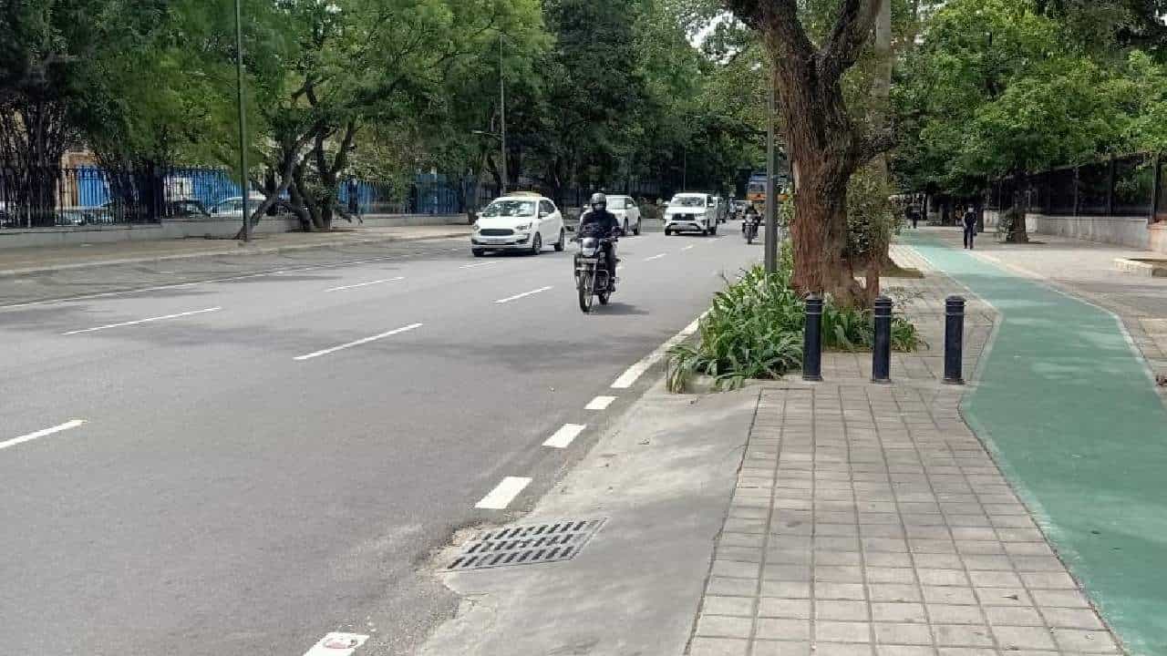 Bangalore: ರಾಷ್ಟ್ರಪತಿ ಆಗಮನ ಹಿನ್ನೆಲೆ ರಸ್ತೆ ಸಂಚಾರ ನಿಯಮಗಳಲ್ಲಿ ಬದಲಾವಣೆ; ಇಂದು ಸಂಜೆಯಿಂದ ಈ ರಸ್ತೆಗಳಲ್ಲಿ ಸಂಚಾರ ನಿರ್ಬಂಧ Bangalore: ರಾಷ್ಟ್ರಪತಿ ಆಗಮನ ಹಿನ್ನೆಲೆ ರಸ್ತೆ ಸಂಚಾರ ನಿಯಮಗಳಲ್ಲಿ ಬದಲಾವಣೆ; ಇಂದು ಸಂಜೆಯಿಂದ ಈ ರಸ್ತೆಗಳಲ್ಲಿ ಸಂಚಾರ ನಿರ್ಬಂಧ