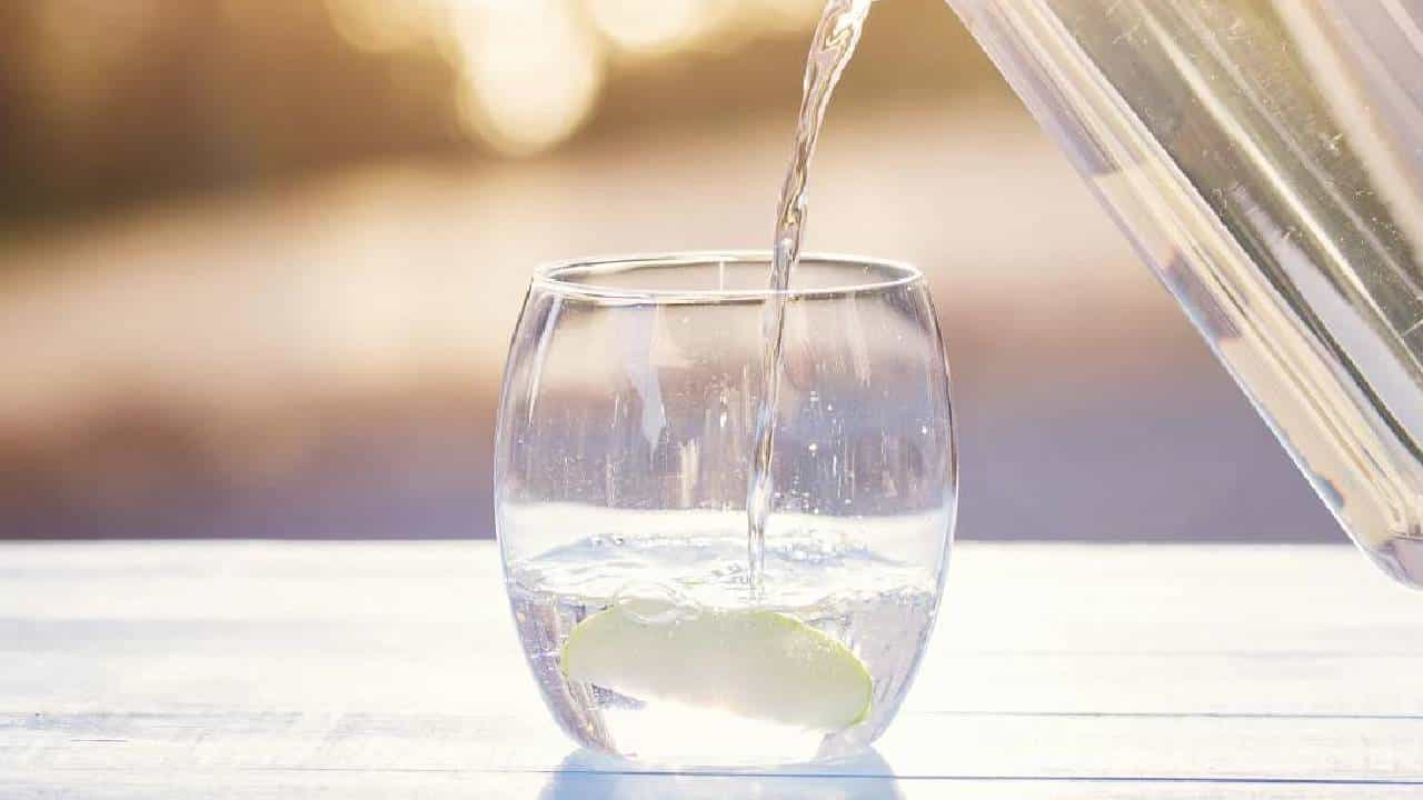 Water: ರಾತ್ರಿ ಹೊತ್ತು ನೀರು ಕುಡಿಯುವುದು ಆರೋಗ್ಯಕ್ಕೆ ಪ್ರಯೋಜನಕಾರಿಯೇ ಅಥವಾ ಹಾನಿಕಾರಕವೇ? Water: ರಾತ್ರಿ ಹೊತ್ತು ನೀರು ಕುಡಿಯುವುದು ಆರೋಗ್ಯಕ್ಕೆ ಪ್ರಯೋಜನಕಾರಿಯೇ ಅಥವಾ ಹಾನಿಕಾರಕವೇ?