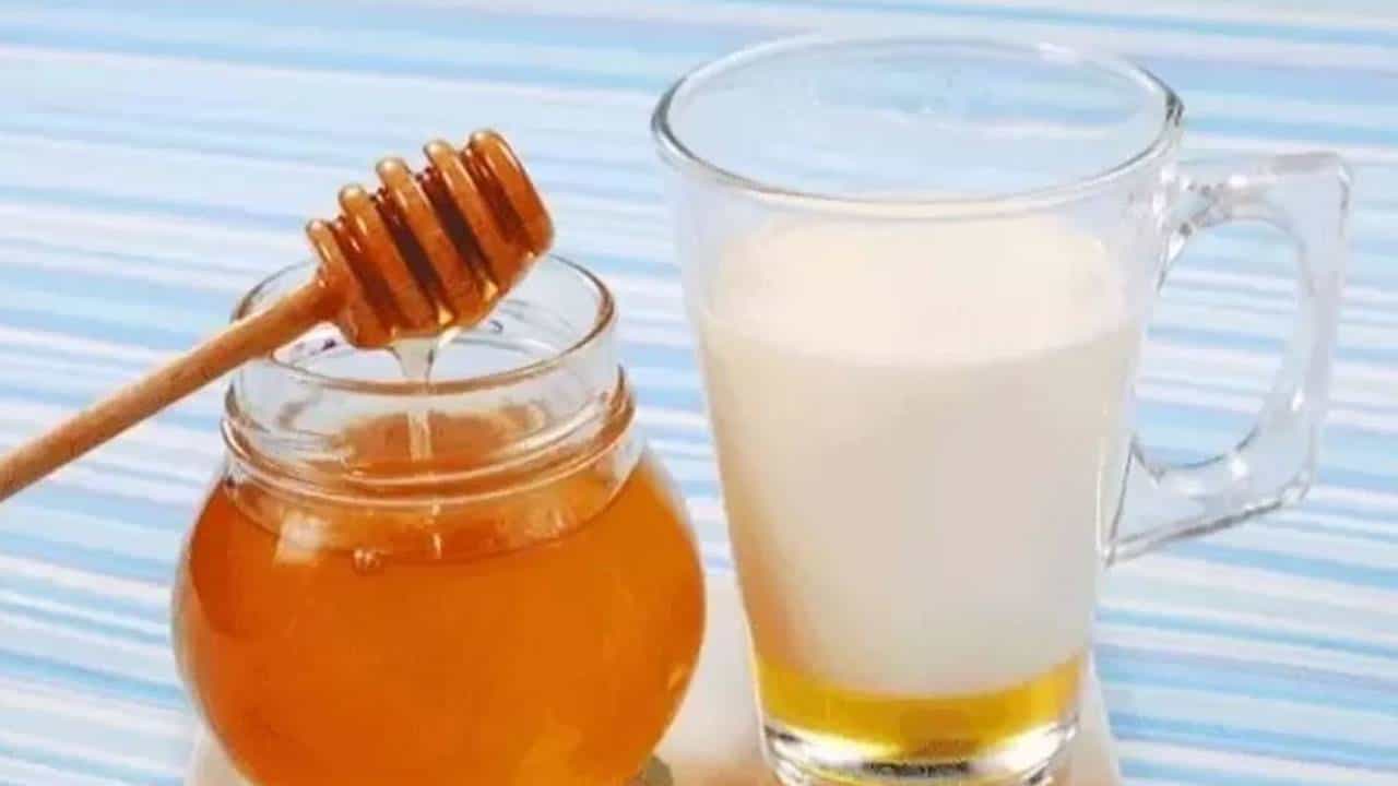 Milk and Honey: ಹಾಲು-ಜೇನು ಮಿಶ್ರಣ ಆರೋಗ್ಯಕ್ಕೆ ಅಮೃತ, ಈ ಸಮಸ್ಯೆಗಳಿಗೆ ರಾಮಬಾಣ Milk and Honey: ಹಾಲು-ಜೇನು ಮಿಶ್ರಣ ಆರೋಗ್ಯಕ್ಕೆ ಅಮೃತ, ಈ ಸಮಸ್ಯೆಗಳಿಗೆ ರಾಮಬಾಣ
