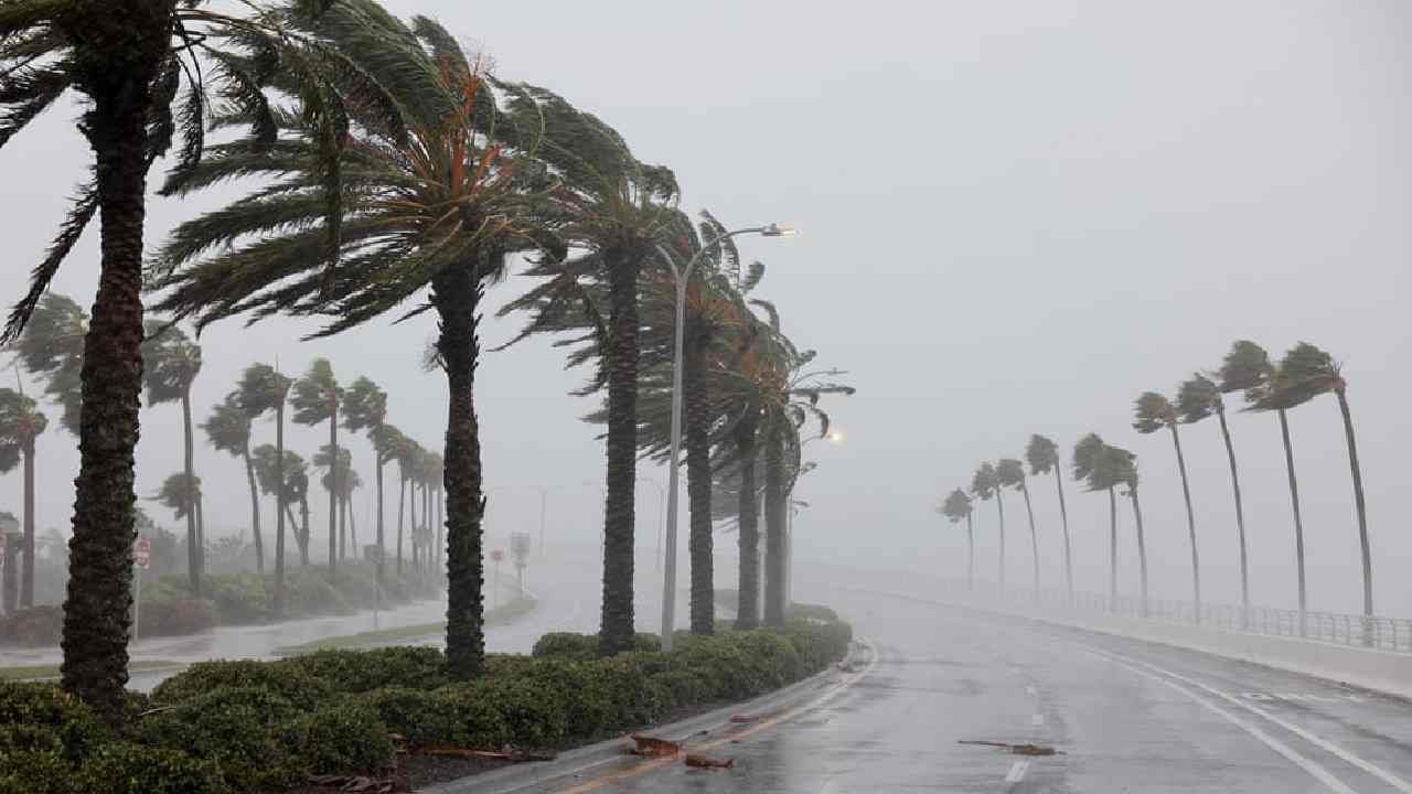 Hurricane Ian: ಫ್ಲೋರಿಡಾದಲ್ಲಿ ಇಯಾನ್ ಚಂಡಮಾರುತದ ರೌದ್ರಾವತಾರ; ಭಾರೀ ಭೂಕುಸಿತ, ವಿಮಾನ ಹಾರಾಟ ರದ್ದು, ಕೊಚ್ಚಿ ಹೋದ ಮನೆಗಳು