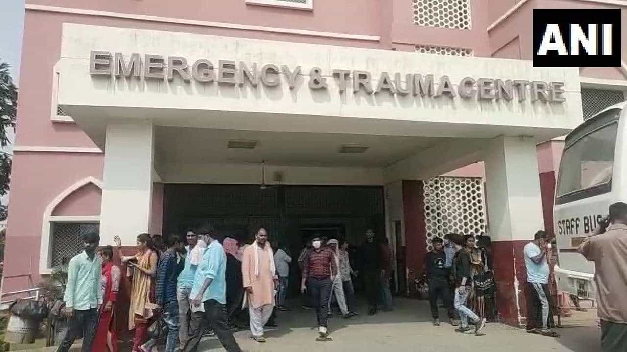 Breaking News: ಅಲಿಗಢದ ಮಾಂಸದ ಕಾರ್ಖಾನೆಯಲ್ಲಿ ಅಮೋನಿಯಾ ಗ್ಯಾಸ್ ಸೋರಿಕೆ; ಓರ್ವ ಮಹಿಳೆ ಸಾವು, 65 ಜನರು ಅಸ್ವಸ್ಥ Breaking News: ಅಲಿಗಢದ ಮಾಂಸದ ಕಾರ್ಖಾನೆಯಲ್ಲಿ ಅಮೋನಿಯಾ ಗ್ಯಾಸ್ ಸೋರಿಕೆ; ಓರ್ವ ಮಹಿಳೆ ಸಾವು, 65 ಜನರು ಅಸ್ವಸ್ಥ