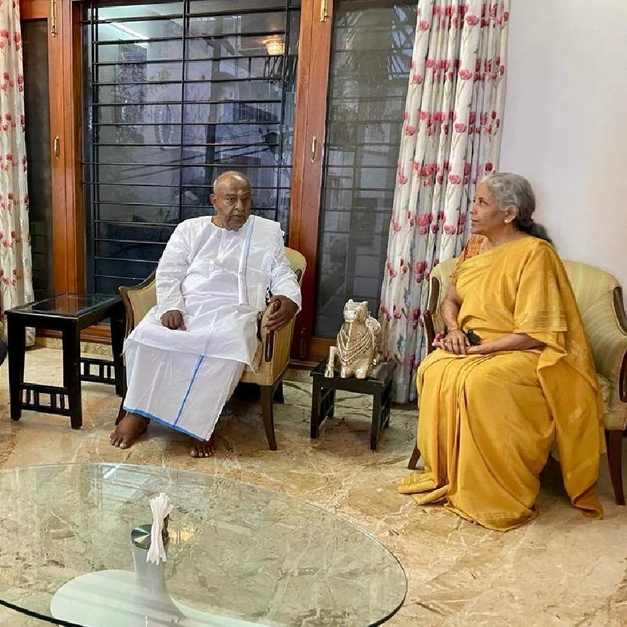Finance Minister Nirmala Sitharaman visited former PM H.D Deve Gowda's residence
