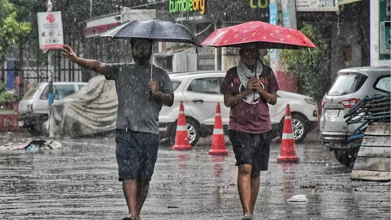 Karnataka Rain: ಕರ್ನಾಟಕದ 12 ಜಿಲ್ಲೆಗಳಲ್ಲಿ ಮುಂದಿನ 2 ದಿನ ಭಾರಿ ಮಳೆ ಸಾಧ್ಯತೆ, ಯೆಲ್ಲೋ ಅಲರ್ಟ್​ ಘೋಷಣೆ