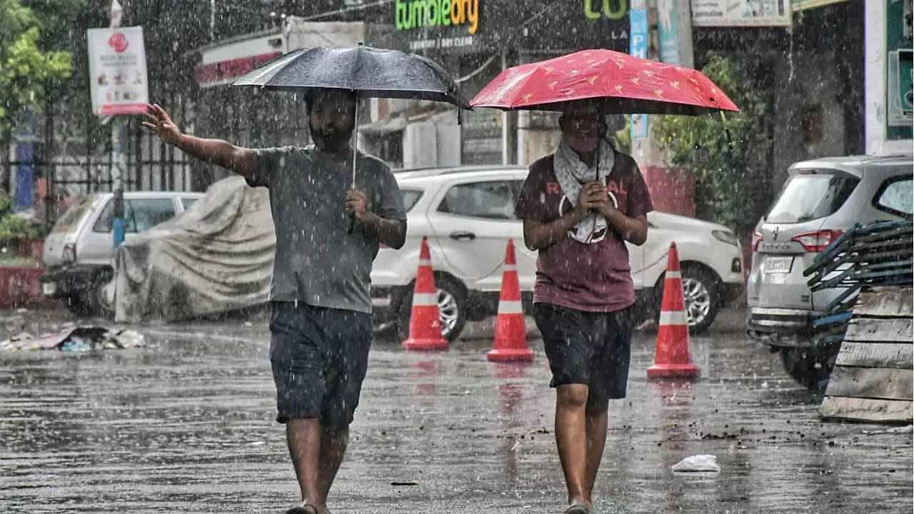 Karnataka Rain: ಕರ್ನಾಟಕದ 12 ಜಿಲ್ಲೆಗಳಲ್ಲಿ ಮುಂದಿನ 2 ದಿನ ಭಾರಿ ಮಳೆ ಸಾಧ್ಯತೆ, ಯೆಲ್ಲೋ ಅಲರ್ಟ್ ಘೋಷಣೆ Karnataka Rain: ಕರ್ನಾಟಕದ 12 ಜಿಲ್ಲೆಗಳಲ್ಲಿ ಮುಂದಿನ 2 ದಿನ ಭಾರಿ ಮಳೆ ಸಾಧ್ಯತೆ, ಯೆಲ್ಲೋ ಅಲರ್ಟ್ ಘೋಷಣೆ
