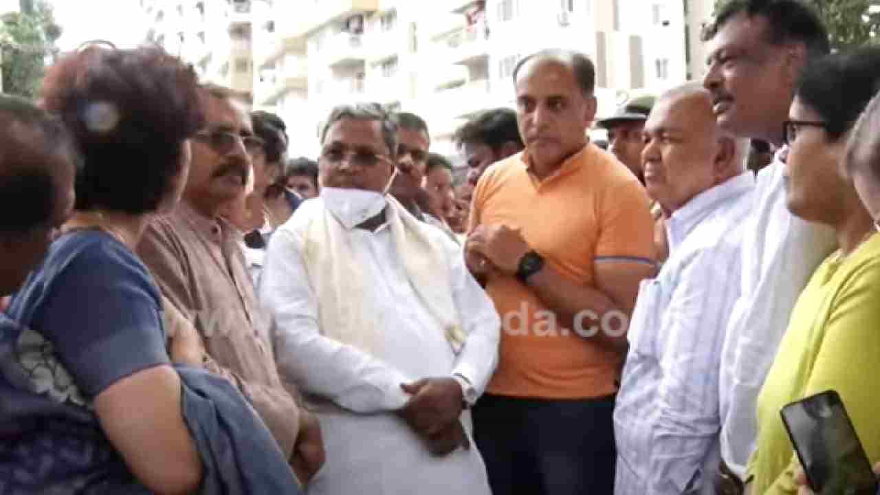 Siddaramaiah City Round: ಸಮಸ್ಯೆ ಕೇಳದೆ ಗೇಟ್ ಮುಂದೆ ನಿಂತು ಫೋಟೋ ತೆಗೆದು ಹೋದ್ರು ಸರ್.. Siddaramaiah City Round: ಸಮಸ್ಯೆ ಕೇಳದೆ ಗೇಟ್ ಮುಂದೆ ನಿಂತು ಫೋಟೋ ತೆಗೆದು ಹೋದ್ರು ಸರ್..