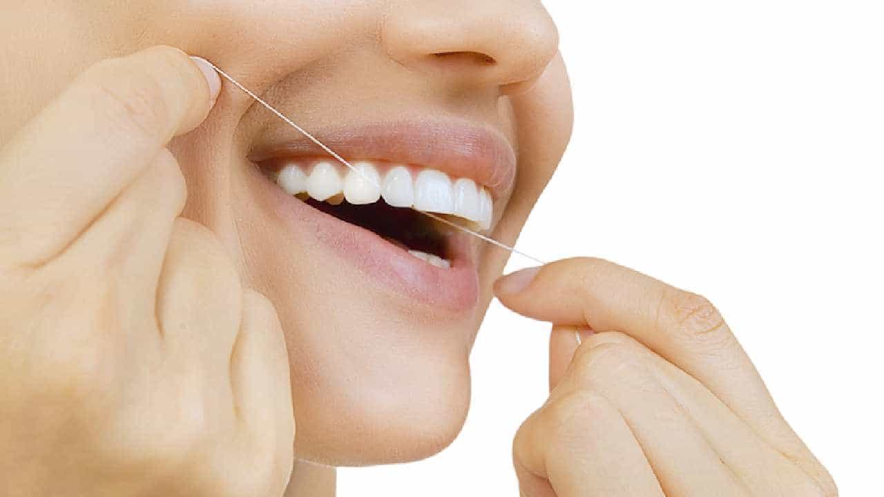 Tooth Floss: ಶೇಕಡಾ 90 ರಷ್ಟು ಜನರು ಹಲ್ಲುಜ್ಜುವಾಗ ಈ ತಪ್ಪನ್ನು ಮಾಡುತ್ತಾರೆ: ನೀವು ಹಾಗೆ ಮಾಡುತ್ತೀರಾ! Tooth Floss: ಶೇಕಡಾ 90 ರಷ್ಟು ಜನರು ಹಲ್ಲುಜ್ಜುವಾಗ ಈ ತಪ್ಪನ್ನು ಮಾಡುತ್ತಾರೆ: ನೀವು ಹಾಗೆ ಮಾಡುತ್ತೀರಾ!