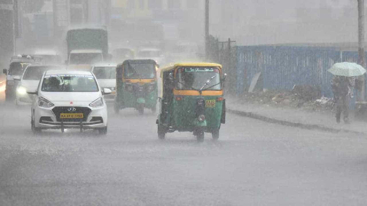 Bangalore Rain: ಮತ್ತೆ ರಾಜಧಾನಿಗೆ ಎಂಟ್ರಿ ಕೊಟ್ಟ ವರುಣ -ಬೆಂಗಳೂರಿನಲ್ಲಿ ಇನ್ನೂ ಮೂರು ದಿನ ಮಳೆ ಸಾಧ್ಯತೆ Bangalore Rain: ಮತ್ತೆ ರಾಜಧಾನಿಗೆ ಎಂಟ್ರಿ ಕೊಟ್ಟ ವರುಣ -ಬೆಂಗಳೂರಿನಲ್ಲಿ ಇನ್ನೂ ಮೂರು ದಿನ ಮಳೆ ಸಾಧ್ಯತೆ