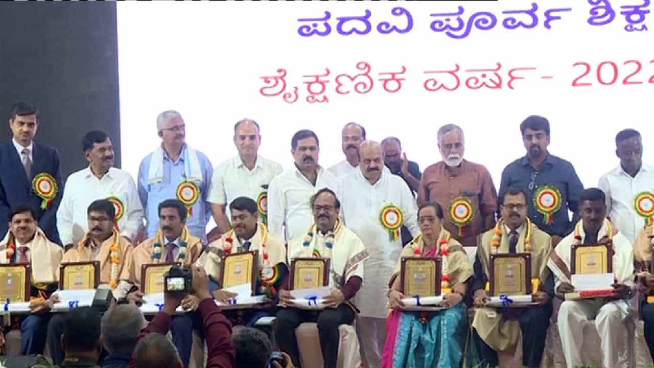 20 ಪ್ರಾಥಮಿಕ, 11 ಪ್ರೌಢಶಾಲಾ ಶಿಕ್ಷಕರಿಗೆ ರಾಜ್ಯಮಟ್ಟದ ಅತ್ಯುತ್ತಮ ಶಿಕ್ಷಕ ಪ್ರಶಸ್ತಿ ಪ್ರದಾನ ಮಾಡಿದ ಸಿಎಂ ಬೊಮ್ಮಾಯಿ 20 ಪ್ರಾಥಮಿಕ, 11 ಪ್ರೌಢಶಾಲಾ ಶಿಕ್ಷಕರಿಗೆ ರಾಜ್ಯಮಟ್ಟದ ಅತ್ಯುತ್ತಮ ಶಿಕ್ಷಕ ಪ್ರಶಸ್ತಿ ಪ್ರದಾನ ಮಾಡಿದ ಸಿಎಂ ಬೊಮ್ಮಾಯಿ
