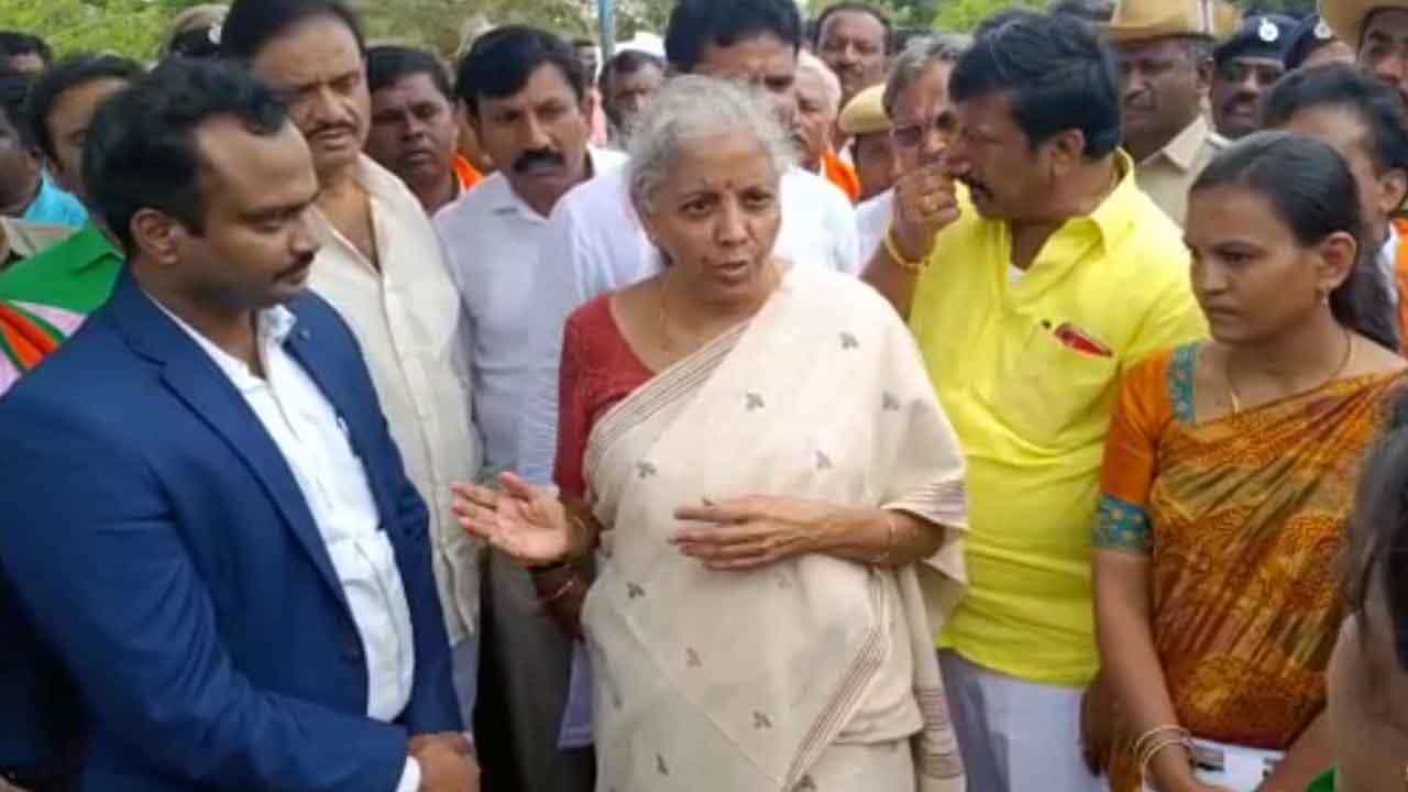 ಕೆರೆ ಕಾಮಗಾರಿ ಸರಿಯಾಗಿ ಮಾಡಿಲ್ಲ: ಕೋಲಾರ ಜಿಲ್ಲೆಯ ಅಧಿಕಾರಿಗಳನ್ನು ತರಾಟೆಗೆ ತೆಗೆದುಕೊಂಡ ವಿತ್ತ ಸಚಿವೆ ನಿರ್ಮಲಾ ಸೀತಾರಾಮನ್ ಕೆರೆ ಕಾಮಗಾರಿ ಸರಿಯಾಗಿ ಮಾಡಿಲ್ಲ: ಕೋಲಾರ ಜಿಲ್ಲೆಯ ಅಧಿಕಾರಿಗಳನ್ನು ತರಾಟೆಗೆ ತೆಗೆದುಕೊಂಡ ವಿತ್ತ ಸಚಿವೆ ನಿರ್ಮಲಾ ಸೀತಾರಾಮನ್