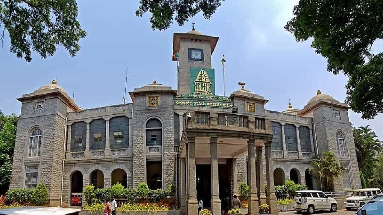 BBMP Elections: ಬಿಬಿಎಂಪಿ ಚುನಾವಣೆಗೆ ಕ್ಷಣಗಣನೆ: ಕಾಂಗ್ರೆಸ್, ಜೆಡಿಎಸ್ನಿಂದ ಪೂರ್ವ ಸಿದ್ಧತೆ BBMP Elections: ಬಿಬಿಎಂಪಿ ಚುನಾವಣೆಗೆ ಕ್ಷಣಗಣನೆ: ಕಾಂಗ್ರೆಸ್, ಜೆಡಿಎಸ್ನಿಂದ ಪೂರ್ವ ಸಿದ್ಧತೆ