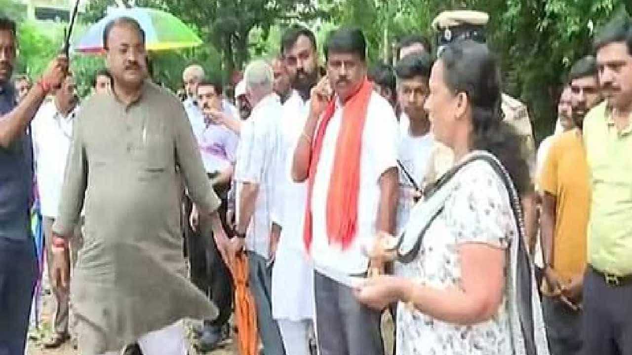 ಸಮಸ್ಯೆ ಹೇಳಿಕೊಳ್ಳಲು ಬಂದಿದ್ದ ಮಹಿಳೆ ನಿಂದಿಸಿದ ಆರೋಪ: ಶಾಸಕ ಅರವಿಂದ ಲಿಂಬಾವಳಿ ನಡೆ ಖಂಡಿಸಿ ಕೆಪಿಸಿಸಿ ಟ್ವೀಟ್ ಸಮಸ್ಯೆ ಹೇಳಿಕೊಳ್ಳಲು ಬಂದಿದ್ದ ಮಹಿಳೆ ನಿಂದಿಸಿದ ಆರೋಪ: ಶಾಸಕ ಅರವಿಂದ ಲಿಂಬಾವಳಿ ನಡೆ ಖಂಡಿಸಿ ಕೆಪಿಸಿಸಿ ಟ್ವೀಟ್