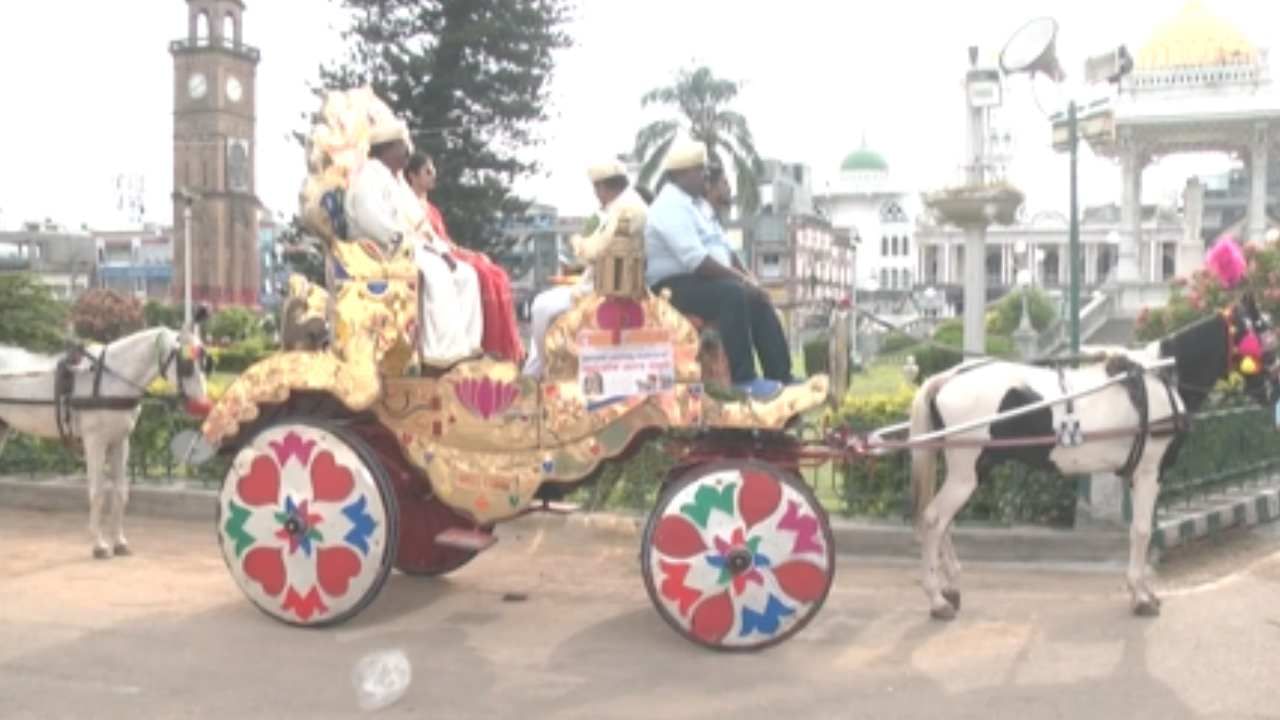 ಮೈಸೂರಿನಲ್ಲಿ ಇಂದು ಪಾರಂಪರಿಕ ಟಾಂಗಾ ಮೆರವಣಿಗೆ: ರೇಷ್ಮೆ ಸೀರೆ, ಮೈಸೂರು ಪೇಟಾ ತೊಟ್ಟು ಕಂಗೋಳಿಸಿದ ನವ ಜೋಡಿಗಳು