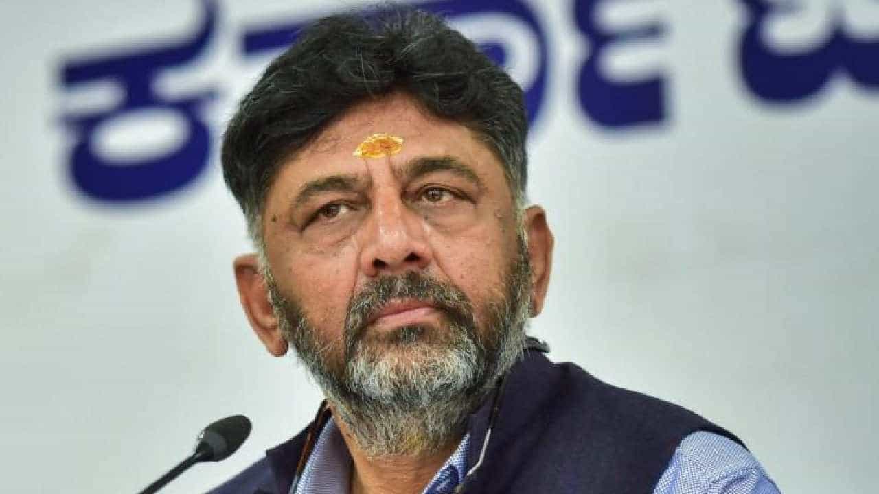 ಸುಪ್ರೀಂ ಶಾಕ್: ಡಿಕೆ ಶಿವಕುಮಾರ್ ವಿರುದ್ಧದ ಹೈಕೋರ್ಟ್ ಆದೇಶಕ್ಕೆ ತಡೆಯಾಜ್ಞೆ ನೀಡಿದ ಸುಪ್ರೀಂಕೋರ್ಟ್ ಸುಪ್ರೀಂ ಶಾಕ್: ಡಿಕೆ ಶಿವಕುಮಾರ್ ವಿರುದ್ಧದ ಹೈಕೋರ್ಟ್ ಆದೇಶಕ್ಕೆ ತಡೆಯಾಜ್ಞೆ ನೀಡಿದ ಸುಪ್ರೀಂಕೋರ್ಟ್