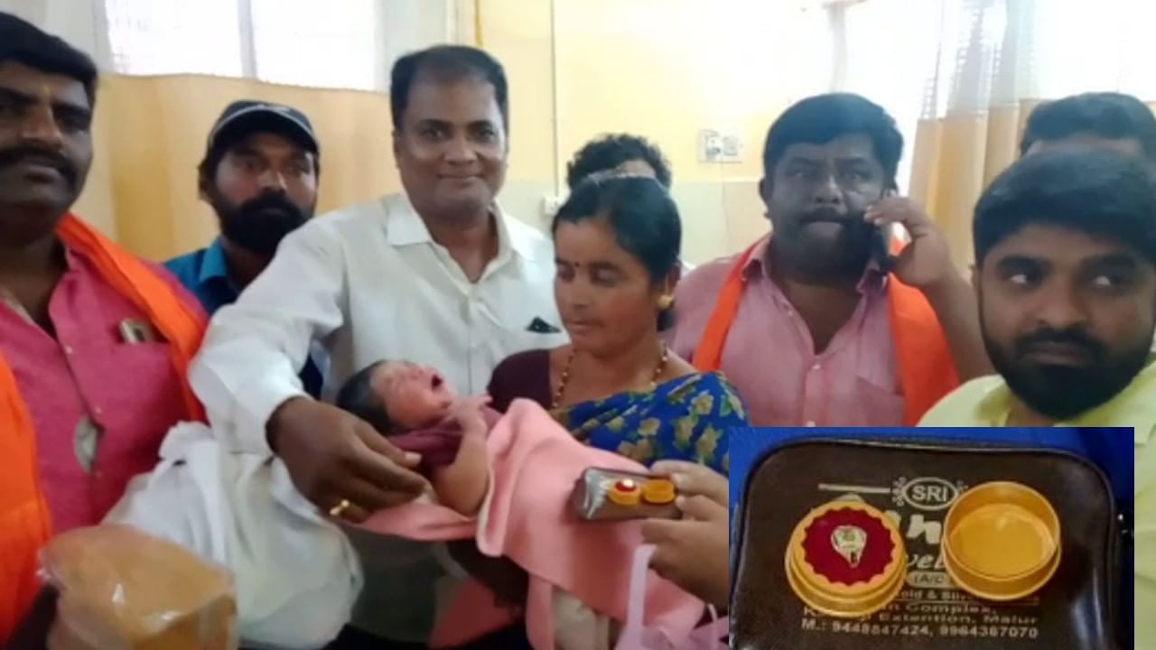 Malur BJP: ಮೋದಿ ಹುಟ್ಟುಹಬ್ಬದ ಪ್ರಯುಕ್ತ ಮಾಲೂರು ಆಸ್ಪತ್ರೆಗಳಲ್ಲಿ ಇಂದು ಜನಿಸಿದ 14 ಮಕ್ಕಳಿಗೆ ಚಿನ್ನದ ಉಂಗುರ ಉಡುಗೊರೆ! Malur BJP: ಮೋದಿ ಹುಟ್ಟುಹಬ್ಬದ ಪ್ರಯುಕ್ತ ಮಾಲೂರು ಆಸ್ಪತ್ರೆಗಳಲ್ಲಿ ಇಂದು ಜನಿಸಿದ 14 ಮಕ್ಕಳಿಗೆ ಚಿನ್ನದ ಉಂಗುರ ಉಡುಗೊರೆ!