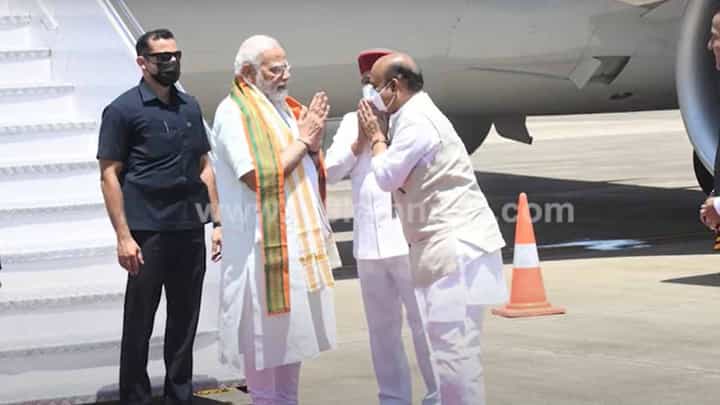 ಮಂಗಳೂರಿಗೆ ಬಂದಿಳಿದ ಪ್ರಧಾನಿ ನರೇಂದ್ರ ಮೋದಿಯವರನ್ನು ರಾಜ್ಯಪಾಲ ಮತ್ತು ಮುಖ್ಯಮಂತ್ರಿಗಳು ಸ್ವಾಗತಿಸಿದರು ಮಂಗಳೂರಿಗೆ ಬಂದಿಳಿದ ಪ್ರಧಾನಿ ನರೇಂದ್ರ ಮೋದಿಯವರನ್ನು ರಾಜ್ಯಪಾಲ ಮತ್ತು ಮುಖ್ಯಮಂತ್ರಿಗಳು ಸ್ವಾಗತಿಸಿದರು