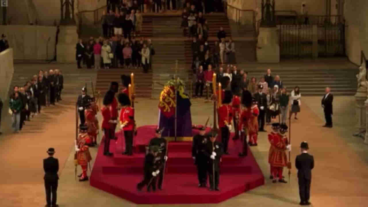 Watch ವೆಸ್ಟ್ಮಿನಿಸ್ಟರ್ ಹಾಲ್ನಲ್ಲಿ ರಾಣಿ ಎಲಿಜಬೆತ್ II ಪಾರ್ಥಿವ ಶರೀರವನ್ನಿರಿಸಿದ್ದ ವೇಳೆ ಕುಸಿದು ಬಿದ್ದ ರಾಯಲ್ ಗಾರ್ಡ್