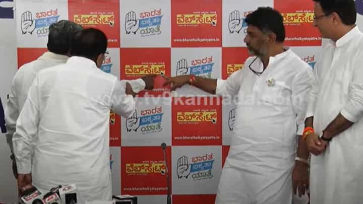 ಸಿದ್ದರಾಮಯ್ಯ ಮತ್ತು ಶಿವಕುಮಾರ ಕೈಗಳನ್ನು ಅಕ್ಕಪಕ್ಕದಲ್ಲಿಟ್ಟರು ಪರಮೇಶ್ವರ! ಸಿದ್ದರಾಮಯ್ಯ ಮತ್ತು ಶಿವಕುಮಾರ ಕೈಗಳನ್ನು ಅಕ್ಕಪಕ್ಕದಲ್ಲಿಟ್ಟರು ಪರಮೇಶ್ವರ!