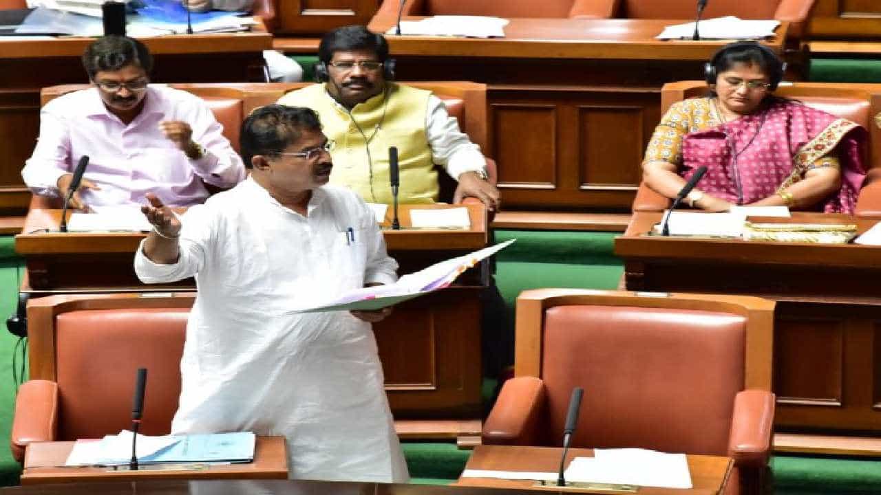 ರಾಜಧಾನಿಯಲ್ಲಿ ಒತ್ತುವರಿಯಾದ ಕೆರೆಗಳ ಮಾಹಿತಿ ಕೊಡುತ್ತೇನೆ: ಸಚಿವ ಆರ್.ಅಶೋಕ್ ರಾಜಧಾನಿಯಲ್ಲಿ ಒತ್ತುವರಿಯಾದ ಕೆರೆಗಳ ಮಾಹಿತಿ ಕೊಡುತ್ತೇನೆ: ಸಚಿವ ಆರ್.ಅಶೋಕ್