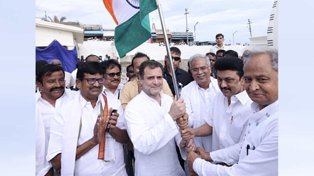 Bharat Jodo Yatra ಭಾರತ್ ಜೋಡೋ ಯಾತ್ರೆ: 3,570 ಕಿಮೀ ಪ್ರಯಾಣ, ಮುಂದಿನ 150 ದಿನ ಕಂಟೈನರ್ನಲ್ಲಿ ರಾಹುಲ್ ಗಾಂಧಿ ವಾಸ್ತವ್ಯ Bharat Jodo Yatra ಭಾರತ್ ಜೋಡೋ ಯಾತ್ರೆ: 3,570 ಕಿಮೀ ಪ್ರಯಾಣ, ಮುಂದಿನ 150 ದಿನ ಕಂಟೈನರ್ನಲ್ಲಿ ರಾಹುಲ್ ಗಾಂಧಿ ವಾಸ್ತವ್ಯ