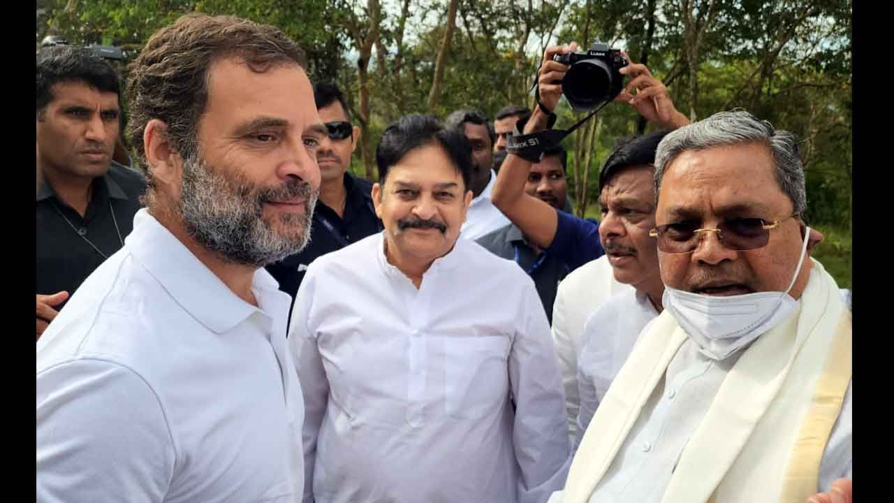 Bharat Jodo Yatra: ಕರ್ನಾಟಕಕ್ಕೆ ರಾಹುಲ್ ಗಾಂಧಿ ಪ್ರವೇಶ; ತಮಿಳುನಾಡು ಗಡಿಯಲ್ಲೇ ಸಿದ್ದರಾಮಯ್ಯ ಸ್ವಾಗತ Bharat Jodo Yatra: ಕರ್ನಾಟಕಕ್ಕೆ ರಾಹುಲ್ ಗಾಂಧಿ ಪ್ರವೇಶ; ತಮಿಳುನಾಡು ಗಡಿಯಲ್ಲೇ ಸಿದ್ದರಾಮಯ್ಯ ಸ್ವಾಗತ