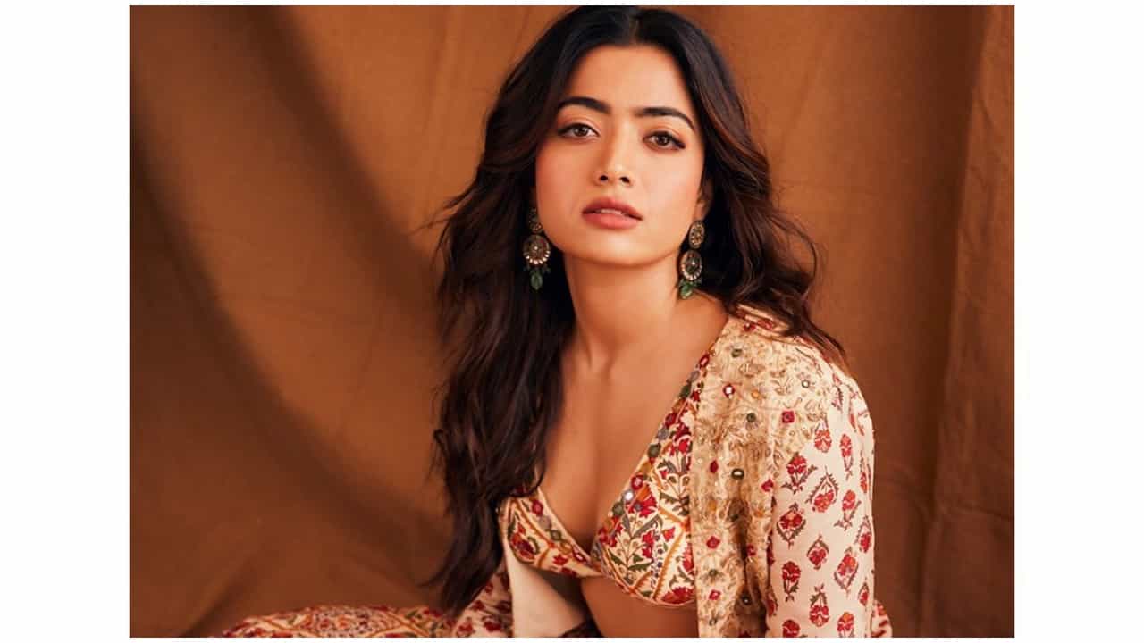 Rashmika Mandanna: ನಾಲ್ವರಿಗೆ ಸಿಕ್ತು ರಶ್ಮಿಕಾ ಸಿಹಿ ಮುತ್ತು; ‘ಇದು ಶ್ರೀವಲ್ಲಿಯ ಫ್ರೀ ಕಿಸ್’ ಎಂದ ನೆಟ್ಟಿಗರು Rashmika Mandanna: ನಾಲ್ವರಿಗೆ ಸಿಕ್ತು ರಶ್ಮಿಕಾ ಸಿಹಿ ಮುತ್ತು; ‘ಇದು ಶ್ರೀವಲ್ಲಿಯ ಫ್ರೀ ಕಿಸ್’ ಎಂದ ನೆಟ್ಟಿಗರು