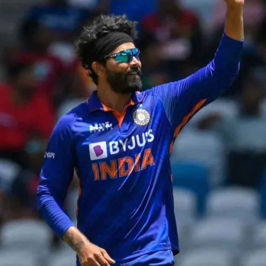 ಭಾರತ ಕ್ರಿಕೆಟ್ ತಂಡದ ಸ್ಟಾರ್ ಆಲ್ ರೌಂಡರ್ ರವೀಂದ್ರ ಜಡೇಜಾ ಕಳೆದ ಕೆಲ ಸಮಯದಿಂದ ಸ್ಥಿರ ಪ್ರದರ್ಶನ ನೀಡುತ್ತಿದ್ದಾರೆ. ಅದರಲ್ಲೂ ಬ್ಯಾಟಿಂಗ್ನಲ್ಲಿ ಜಡೇಜಾ ಅವರ ಪ್ರದರ್ಶನ ಹಾಗೇ ಉಳಿದಿದೆ. ಬೌಲಿಂಗ್ನಲ್ಲಿ ಅವರನ್ನು ಕೆಲವೊಮ್ಮೆ ಪ್ರಶ್ನಿಸಲಾಗಿದ್ದರೂ, ಏಷ್ಯಾಕಪ್ 2022 ರ ಹಾಂಗ್ ಕಾಂಗ್ ವಿರುದ್ಧದ ಪಂದ್ಯದಲ್ಲಿ, ಜಡೇಜಾ ಅತ್ಯುತ್ತಮ ಬೌಲಿಂಗ್ನೊಂದಿಗೆ ಲಯಕ್ಕೆ ಮರಳುವುದನ್ನು ಸೂಚಿಸಿದರು. ಇದರೊಂದಿಗೆ ಅವರ ಹೆಸರಲ್ಲಿ ದಾಖಲೆ ಕೂಡ ಮಾಡಿದ್ದಾರೆ.