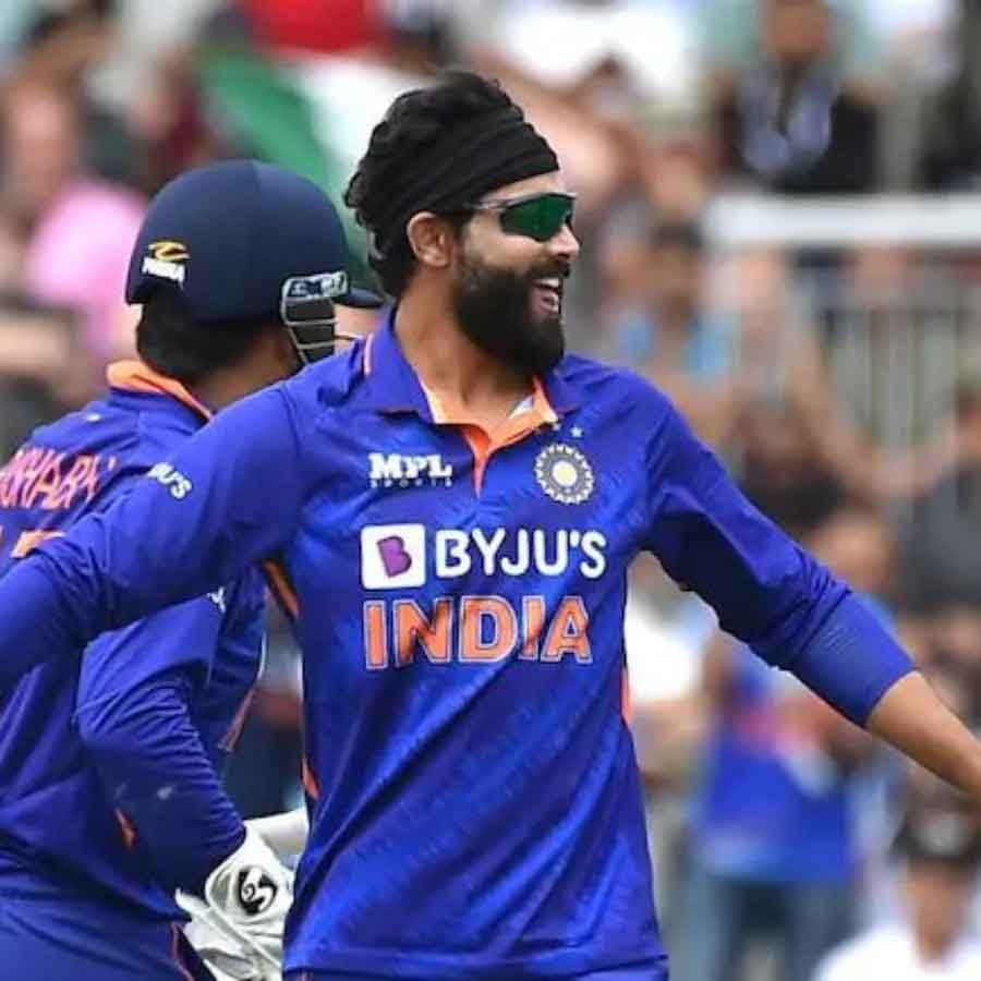 ಹಾಂಕಾಂಗ್ ವಿರುದ್ಧದ ಎರಡನೇ ಪಂದ್ಯದಲ್ಲಿ ರವೀಂದ್ರ ಜಡೇಜಾ 4 ಓವರ್‌ಗಳಲ್ಲಿ ಕೇವಲ 15 ರನ್ ನೀಡಿ 1 ವಿಕೆಟ್ ಪಡೆದರು. ಜಡ್ಡು 35 ಎಸೆತಗಳಲ್ಲಿ 41 ರನ್ ಗಳಿಸಿದ ಬಾಬರ್ ಹಯಾತ್ ವಿಕೆಟ್ ಪಡೆದರು. 