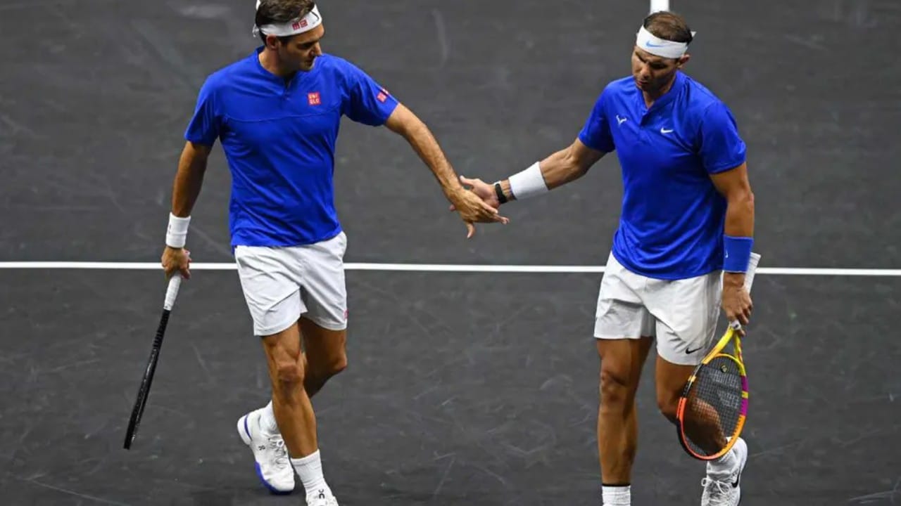 ಕೊನೆಯ ಪಂದ್ಯದಲ್ಲಿ ರೋಜರ್ ಫೆಡರರ್ ಸೋಲು ಕಂಡರೂ, ಕೋಟ್ಯಾಂತರ ಅಭಿಮಾನಿಗಳ ಹೃದಯ ಗೆಲ್ಲುವಲ್ಲಿ ಯಶಸ್ವಿಯಾದರು. ಸೋಲಿನೊಂದಿಗೆ ಫೆಡರರ್ ಕೋರ್ಟ್​ನಿಂದ ಹೊರನಡೆಯುವಾಗ ಅಲ್ಲಿ ನೆರೆದಿದ್ದ ಪ್ರತಿಯೊಬ್ಬರ ಕಣ್ಣಲ್ಲೂ ಕಣ್ಣೀರಧಾರೆ ಹರಿದಿತ್ತು. ಇಡೀ ಕ್ರೀಡಾಂಗಣವೇ ಮೌನದ ತವರುಮನೆಯಾಗಿತ್ತು. ಜೊತೆಗೆ ಈ ಅಂತಿಮ ಪಂದ್ಯದಲ್ಲಿ ಫೆಡರರ್ ಜೊತೆಗಾರನಾಗಿದ್ದ ನಡಾಲ್ ಕೂಡ ಬಿಕ್ಕಿ ಬಿಕ್ಕಿ ಅತ್ತರು. ಅವರನ್ನು ಹೊರತುಪಡಿಸಿ, ಜೊಕೊವಿಕ್, ಮರ್ರೆ ಮತ್ತು ಇತರ ಎಲ್ಲ ಆಟಗಾರರು ಈ ಭಾವನಾತ್ಮಕ ಕ್ಷಣದಲ್ಲಿ ಕಣ್ಣೀರು ಸುರಿಸಿದರು.