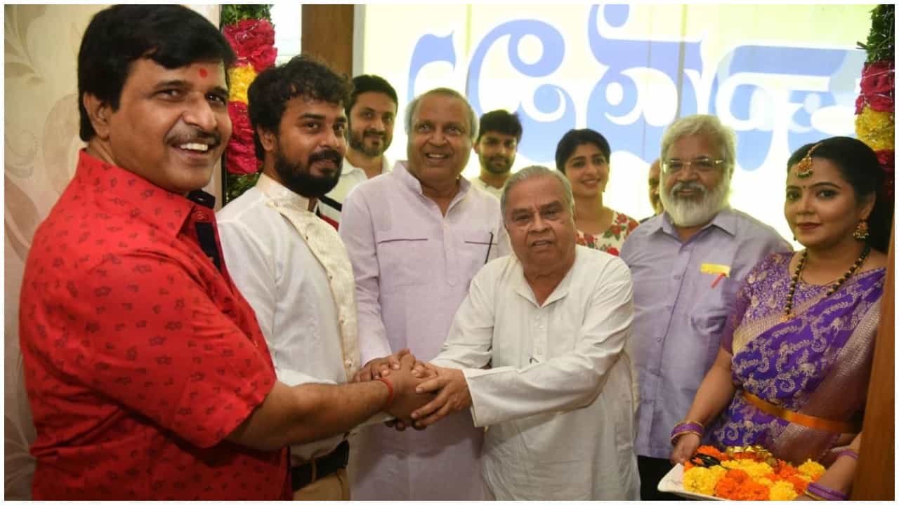 ‘ಕಲಾ ಸಾಮ್ರಾಟ್ ಹೆಸರು ಹಾಳಾಗದಂತೆ ನೋಡಿಕೋ’: ಪುತ್ರ ಪವನ್ಗೆ ಎಸ್. ನಾರಾಯಣ್ ಕಿವಿಮಾತು ‘ಕಲಾ ಸಾಮ್ರಾಟ್ ಹೆಸರು ಹಾಳಾಗದಂತೆ ನೋಡಿಕೋ’: ಪುತ್ರ ಪವನ್ಗೆ ಎಸ್. ನಾರಾಯಣ್ ಕಿವಿಮಾತು