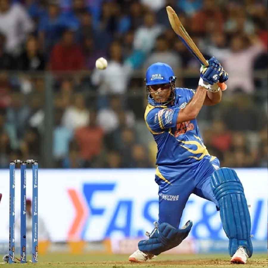 ಅಂತರಾಷ್ಟ್ರೀಯ ಕ್ರಿಕೆಟ್ನಲ್ಲಿ 100 ಶತಕಗಳನ್ನು ಸಿಡಿಸಿದ ದಿಗ್ಗಜ ಬ್ಯಾಟ್ಸ್ಮನ್ ಸಚಿನ್ ತೆಂಡೂಲ್ಕರ್ ಶೀಘ್ರದಲ್ಲೇ ರೋಡ್ ಸೇಫ್ಟಿ ವರ್ಲ್ಡ್ ಸಿರೀಸ್ನಲ್ಲಿ ಆಡಲಿದ್ದಾರೆ. ಈ ಟೂರ್ನಿಗೆ ಮತ್ತೊಮ್ಮೆ ಸಚಿನ್ ತೆಂಡೂಲ್ಕರ್ ನಾಯಕರಾಗಿ ಆಯ್ಕೆಯಾಗಿದ್ದಾರೆ. ಮಾಧ್ಯಮ ವರದಿಗಳ ಪ್ರಕಾರ, ಕೊನೆಯ ಬಾರಿಗೆ ಇಂಡಿಯಾ ಲೆಜೆಂಡ್ಸ್ ಚಾಂಪಿಯನ್ ಆದ ಸಚಿನ್ ಮತ್ತೊಮ್ಮೆ ತಂಡದ ಜವಾಬ್ದಾರಿಯನ್ನು ವಹಿಸಿಕೊಳ್ಳುತ್ತಿದ್ದಾರೆ.