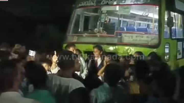 ಹುಬ್ಬಳ್ಳಿ ಹತ್ತಿರದ ಅಗಡಿಗೆ ಸೂಕ್ತ ಬಸ್ ವ್ಯವಸ್ಥೆ ಕಲ್ಪಿಸುವಂತೆ ಶಾಲಾಮಕ್ಕಳು ಮತ್ತವರ ಪಾಲಕರು ಬಸ್ ತಡೆದು ಪ್ರತಿಭಟನೆ ನಡೆಸಿದರು ಹುಬ್ಬಳ್ಳಿ ಹತ್ತಿರದ ಅಗಡಿಗೆ ಸೂಕ್ತ ಬಸ್ ವ್ಯವಸ್ಥೆ ಕಲ್ಪಿಸುವಂತೆ ಶಾಲಾಮಕ್ಕಳು ಮತ್ತವರ ಪಾಲಕರು ಬಸ್ ತಡೆದು ಪ್ರತಿಭಟನೆ ನಡೆಸಿದರು