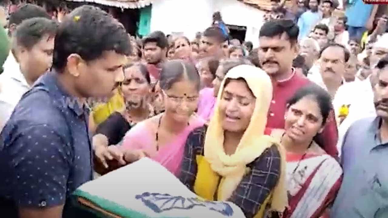 ಬೆಳಗಾವಿ: ಕರ್ತವ್ಯನಿರತರಾಗಿದ್ದಾಗಲೇ ಮರಣಿಸಿದ ಯೋಧನ ಪತ್ನಿ ಬಿಕ್ಕುತ್ತಲೇ ಧ್ವಜ ಸ್ವೀಕರಿಸಿ ಮಿಲಿಟರಿ ಸಲ್ಯೂಟ್ ಮಾಡಿದರು ಬೆಳಗಾವಿ: ಕರ್ತವ್ಯನಿರತರಾಗಿದ್ದಾಗಲೇ ಮರಣಿಸಿದ ಯೋಧನ ಪತ್ನಿ ಬಿಕ್ಕುತ್ತಲೇ ಧ್ವಜ ಸ್ವೀಕರಿಸಿ ಮಿಲಿಟರಿ ಸಲ್ಯೂಟ್ ಮಾಡಿದರು