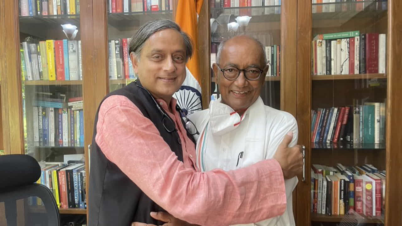 ನಾವು ಪ್ರತಿಸ್ಪರ್ಧಿಗಳಲ್ಲ, ನಮ್ಮ ನಡುವೆ ಇರುವುದು ಸೌಹಾರ್ದ ಸ್ಪರ್ಧೆ: ಶಶಿ ತರೂರ್ ನಾವು ಪ್ರತಿಸ್ಪರ್ಧಿಗಳಲ್ಲ, ನಮ್ಮ ನಡುವೆ ಇರುವುದು ಸೌಹಾರ್ದ ಸ್ಪರ್ಧೆ: ಶಶಿ ತರೂರ್