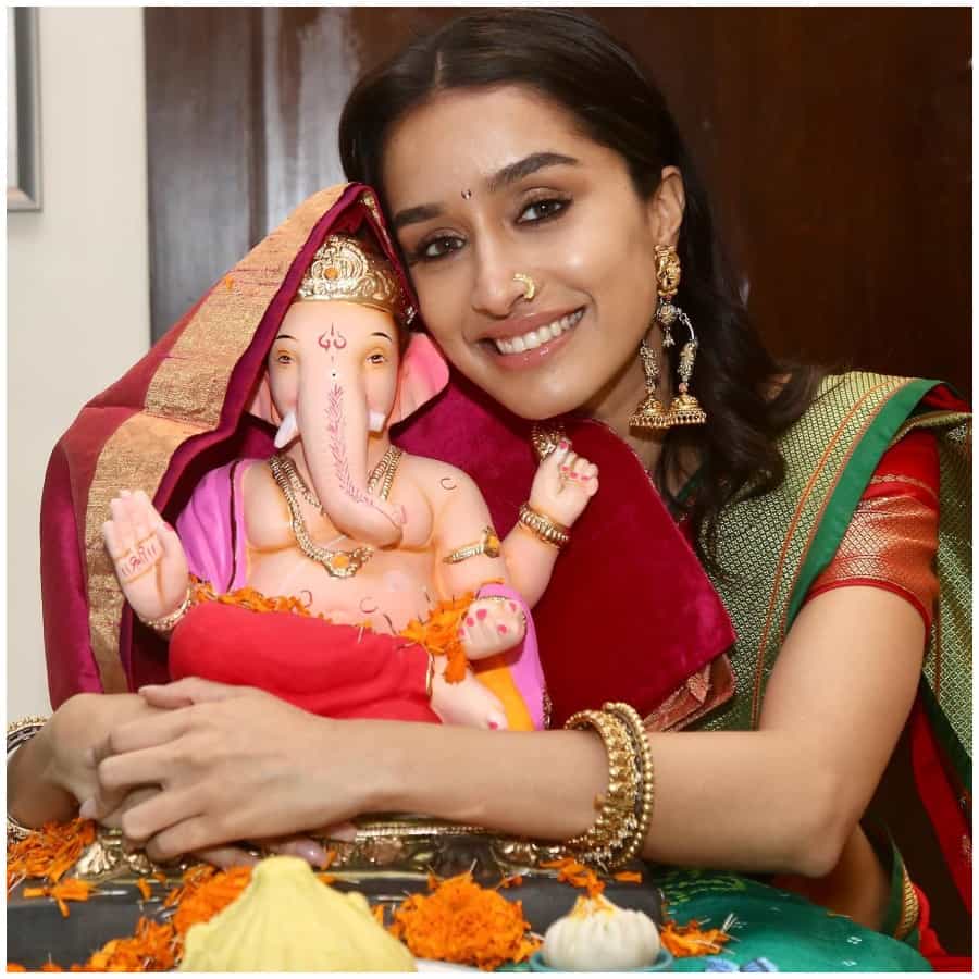 ದೇಶಾದ್ಯಂತ ಗಣೇಶ ಚತುರ್ಥಿ ಆಚರಿಸಲಾಗಿದೆ. ಎಲ್ಲರ ಮನೆಯಲ್ಲೂ ಹಬ್ಬದ ವಾತಾವರಣ ಕಳೆಗಟ್ಟಿದೆ. ಬಾಲಿವುಡ್ ಸೆಲೆಬ್ರಿಟಿಗಳು ಕೂಡ ಇದರಲ್ಲಿ ಭಾಗಿ ಆಗಿದ್ದಾರೆ.
