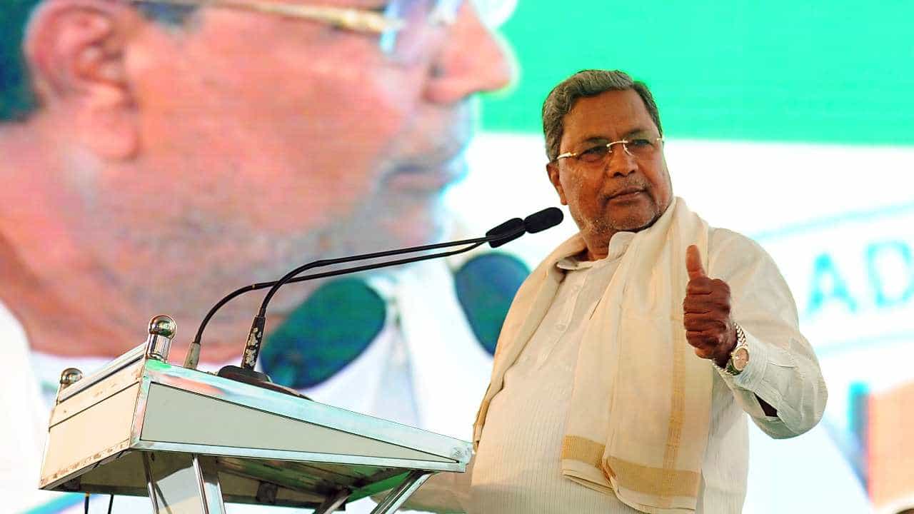 ಸಿದ್ದರಾಮಯ್ಯ ಕ್ಷೇತ್ರ ಹುಡುಕಾಟ: ಎರಡು ಕ್ಷೇತ್ರಗಳಿಂದ ಸ್ಪರ್ಧೆಗೆ ಚಿಂತನೆ, ಏನಾಗಲಿದೆ ಸಿದ್ದರಾಮಯ್ಯ ಭವಿಷ್ಯ? ಸಿದ್ದರಾಮಯ್ಯ ಕ್ಷೇತ್ರ ಹುಡುಕಾಟ: ಎರಡು ಕ್ಷೇತ್ರಗಳಿಂದ ಸ್ಪರ್ಧೆಗೆ ಚಿಂತನೆ, ಏನಾಗಲಿದೆ ಸಿದ್ದರಾಮಯ್ಯ ಭವಿಷ್ಯ?