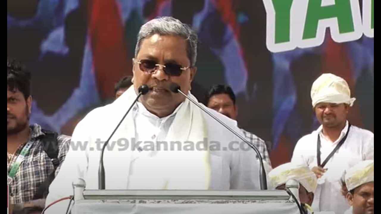ಹಿಂಬಾಗಿಲ ಮೂಲಕ ಅಧಿಕಾರಕ್ಕೆ ಬಂದವರು ಗಿಮಿಕ್ ಮಾಡುವುದು ಸಹಜ: ಶಾಲೆಗಳಿಗೆ ಕೇಸರಿ ಬಣ್ಣಕ್ಕೆ ಸಿದ್ದರಾಮಯ್ಯ ವ್ಯಂಗ್ಯ