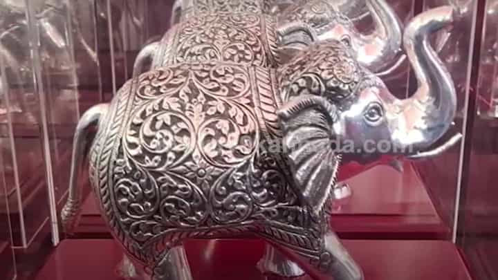 Mysore Dasara 2022: ರಾಷ್ಟ್ರಪತಿಗಳು ಹಾಗೂ ಇತರ ಗಣ್ಯರಿಗೆ ಉಡುಗೊರೆಯಾಗಿ ನೀಡಲಾಗುವ ಬೆಳ್ಳಿಯ ಆನೆಗಳು ಇವೇ! Mysore Dasara 2022: ರಾಷ್ಟ್ರಪತಿಗಳು ಹಾಗೂ ಇತರ ಗಣ್ಯರಿಗೆ ಉಡುಗೊರೆಯಾಗಿ ನೀಡಲಾಗುವ ಬೆಳ್ಳಿಯ ಆನೆಗಳು ಇವೇ!