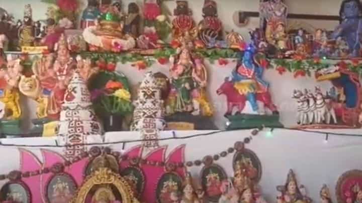 ಮನೆಯಲ್ಲಿ ಗೊಂಬೆ ಕೂರಿಸುತ್ತಿದ್ದೀರಾ? ಮೈಸೂರಿನ ನಿವಾಸಿಯೊಬ್ಬರು ತಮ್ಮ ಮನೆಯಲ್ಲಿ ಕೂರಿಸಿರುವ ಪರಿ ನೋಡಿ ದಂಗಾಗುತ್ತೀರಿ! ಮನೆಯಲ್ಲಿ ಗೊಂಬೆ ಕೂರಿಸುತ್ತಿದ್ದೀರಾ? ಮೈಸೂರಿನ ನಿವಾಸಿಯೊಬ್ಬರು ತಮ್ಮ ಮನೆಯಲ್ಲಿ ಕೂರಿಸಿರುವ ಪರಿ ನೋಡಿ ದಂಗಾಗುತ್ತೀರಿ!