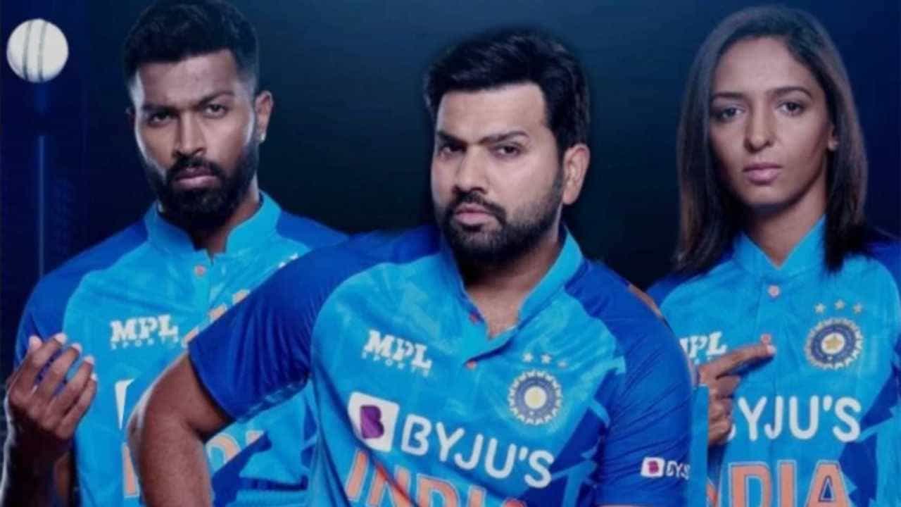 ಟಿ20 ವಿಶ್ವಕಪ್ ಮುಂದಿನ ತಿಂಗಳು ಆಸ್ಟ್ರೇಲಿಯಾದಲ್ಲಿ ನಡೆಯಲಿದೆ. ಇದಕ್ಕಾಗಿ ಈ ಹಿಂದೆ ಟೀಂ ಇಂಡಿಯಾ ಕೂಡ ಘೋಷಣೆಯಾಗಿದ್ದು, ಇಂದು ಟೀಂ ಇಂಡಿಯಾದ ಹೊಸ ಜೆರ್ಸಿ ಕೂಡ ಅನಾವರಣಗೊಂಡಿದೆ. ಈ ವಿಶ್ವಕಪ್ನಲ್ಲಿ ಹೊಸ ಜೆರ್ಸಿಯೊಂದಿಗೆ ಟೀಂ ಇಂಡಿಯಾ ಏನು ಮಾಡುತ್ತದೆ ಎಂಬುದು ಈಗ ಕುತೂಹಲಕಾರಿಯಾಗಿದೆ.