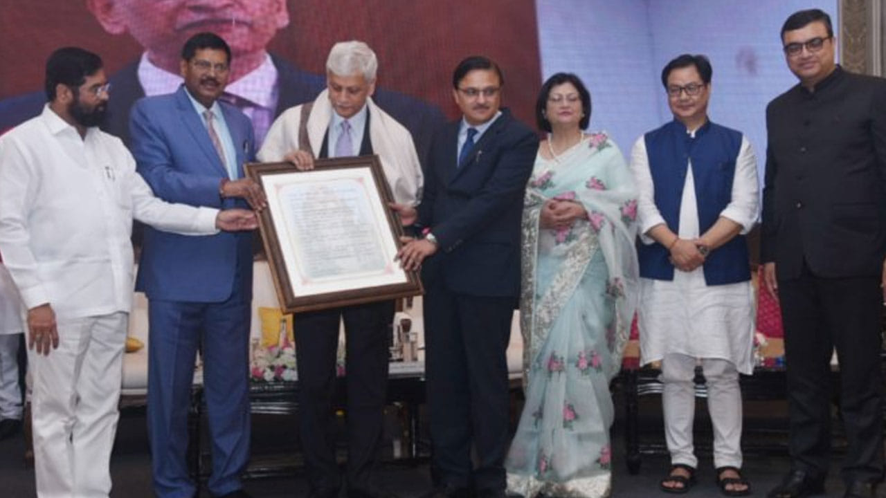 ಸಿಜೆಐ ಯುಯು ಲಲಿತ್ ಜತೆ ವೇದಿಕೆ ಹಂಚಿಕೊಂಡ ಏಕನಾಥ್ ಶಿಂಧೆ; ಎಂವಿಎ ಮಿತ್ರ ಪಕ್ಷಗಳಿಂದ ಟೀಕೆ