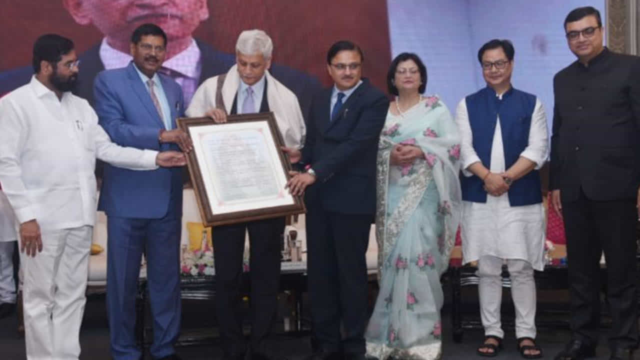 ಸಿಜೆಐ ಯುಯು ಲಲಿತ್ ಜತೆ ವೇದಿಕೆ ಹಂಚಿಕೊಂಡ ಏಕನಾಥ್ ಶಿಂಧೆ; ಎಂವಿಎ ಮಿತ್ರ ಪಕ್ಷಗಳಿಂದ ಟೀಕೆ ಸಿಜೆಐ ಯುಯು ಲಲಿತ್ ಜತೆ ವೇದಿಕೆ ಹಂಚಿಕೊಂಡ ಏಕನಾಥ್ ಶಿಂಧೆ; ಎಂವಿಎ ಮಿತ್ರ ಪಕ್ಷಗಳಿಂದ ಟೀಕೆ