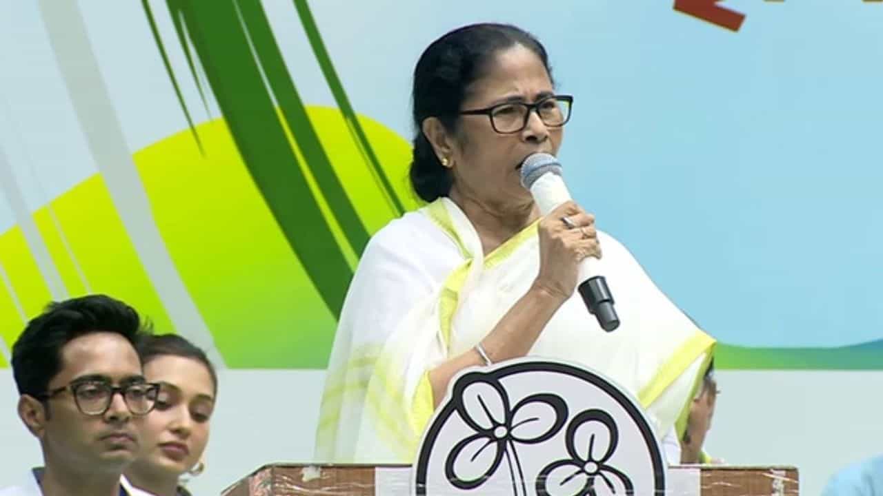 Mamata Banerjee: ನಾನು ಅವರ ಸೇವಕನಂತೆ ನನಗೆ ಕಾರ್ಯಕ್ರಮಕ್ಕೆ ಆಹ್ವಾನ ನೀಡಲಾಗಿದೆ, ಮಮತಾ ಬ್ಯಾನರ್ಜಿ ಆರೋಪ Mamata Banerjee: ನಾನು ಅವರ ಸೇವಕನಂತೆ ನನಗೆ ಕಾರ್ಯಕ್ರಮಕ್ಕೆ ಆಹ್ವಾನ ನೀಡಲಾಗಿದೆ, ಮಮತಾ ಬ್ಯಾನರ್ಜಿ ಆರೋಪ