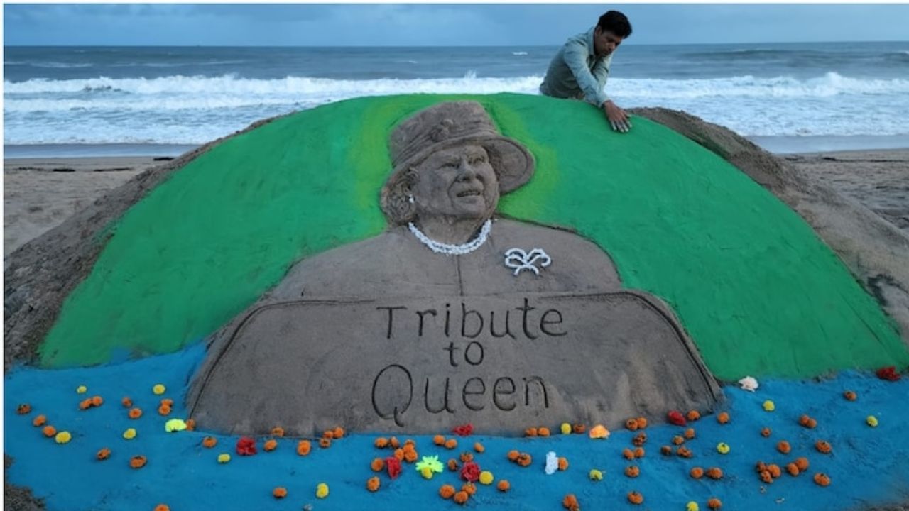 Queen Elizabeth II: ಮರಳಿನಲ್ಲಿ ಮೂಡಿದ ರಾಣಿ ಎಲಿಜಬೆತ್ II, ರಾಣಿಗೆ ಒಡಿಶಾದ ಕಲಾವಿದನಿಂದ ಗೌರವ Queen Elizabeth II: ಮರಳಿನಲ್ಲಿ ಮೂಡಿದ ರಾಣಿ ಎಲಿಜಬೆತ್ II, ರಾಣಿಗೆ ಒಡಿಶಾದ ಕಲಾವಿದನಿಂದ ಗೌರವ