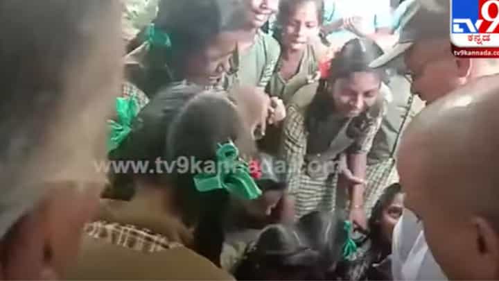 ಸರ್ ಪ್ಲೀಸ್ ನಮ್ಮನ್ನ ಬಿಟ್ಟು ಹೋಗ್ಬೇಡಿ ಸರ್... ಎಂದು ಕಾಲಿಗೆ ಬಿದ್ದು ಗೋಳಾಡಿದ ವಿದ್ಯಾರ್ಥಿಗಳು ಸರ್ ಪ್ಲೀಸ್ ನಮ್ಮನ್ನ ಬಿಟ್ಟು ಹೋಗ್ಬೇಡಿ ಸರ್... ಎಂದು ಕಾಲಿಗೆ ಬಿದ್ದು ಗೋಳಾಡಿದ ವಿದ್ಯಾರ್ಥಿಗಳು
