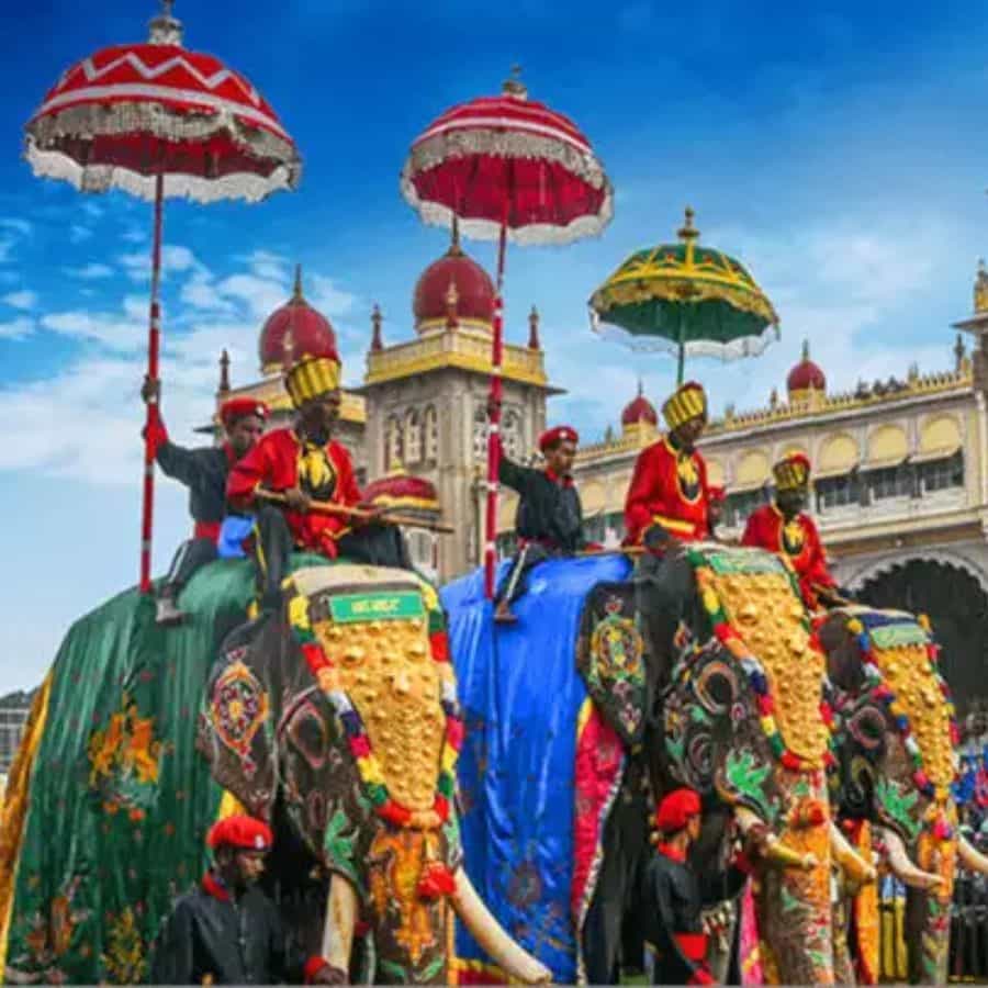 ದಸರಾ ಎಂದರೆ ಸಾಕು ರಜಾದಿನಗಳು, ಈ ಸಮಯದಲ್ಲಿ ಹೊರಗೆ ಟ್ರಿಪ್ ಹೋಗುವ ಎಂದು ಈಗಾಗಲೇ ಪ್ಲಾನ್ ಹಾಕಿರಬಹುದು ಆದರೆ ಎಲ್ಲಿಗೆ ಹೋಗುವುದು ಎಂಬ ಚಿಂತೆ ನಿಮ್ಮಲ್ಲಿದೆ, ಔಟ್ ಆಫ್ ಸ್ಟೇಟ್ ಹೋಗುವ ಬದಲು ನಮ್ಮ ರಾಜ್ಯ ಕರ್ನಾಟಕದಲ್ಲೇ ಕೆಲವೊಂದು ಪ್ರದೇಶಗಳು ಇದೆ. ಅಲ್ಲಿಯೇ ನಿಮ್ಮ ಪ್ರವಾಸ ಮಾಡಿ , ನಿಮ್ಮ ಸಮಯವು ಉಳಿಯುತ್ತದೆ. ನಮ್ಮ ಕರ್ನಾಟಕದಲ್ಲೇ ಇಂತಹ ಸೌಂದರ್ಯಯುತವಾದ ಪ್ರದೇಶಗಳಿಗೆ ಭೇಟಿ ನೀಡಿ ನಿಮ್ಮ ಕುಟುಂಬದ ಜೊತೆಗೆ ಆನಂದ ಕ್ಷಣಗಳನ್ನು ಕಳೆಯಬಹುದು.