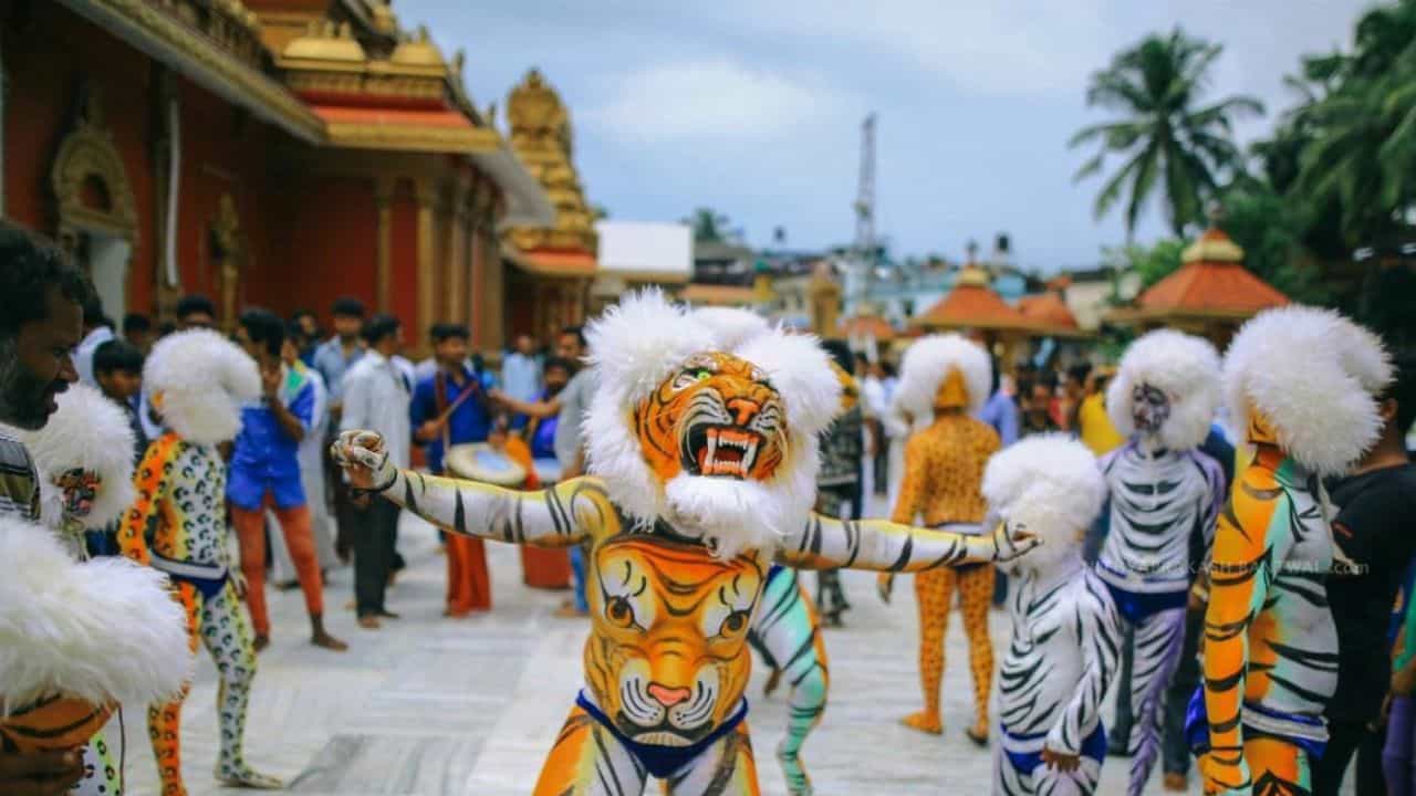 Mangaluru Dussehra: ಮಂಗಳೂರು ದಸರಾದ ಗರಿಮೆ ಹುಲಿ ವೇಷ, ಇದರ ಆಚರಣೆ, ವೇಷ -ಭೂಷಣದ ಪದ್ಧತಿ ಹೇಗೆ? Mangaluru Dussehra: ಮಂಗಳೂರು ದಸರಾದ ಗರಿಮೆ ಹುಲಿ ವೇಷ, ಇದರ ಆಚರಣೆ, ವೇಷ -ಭೂಷಣದ ಪದ್ಧತಿ ಹೇಗೆ?