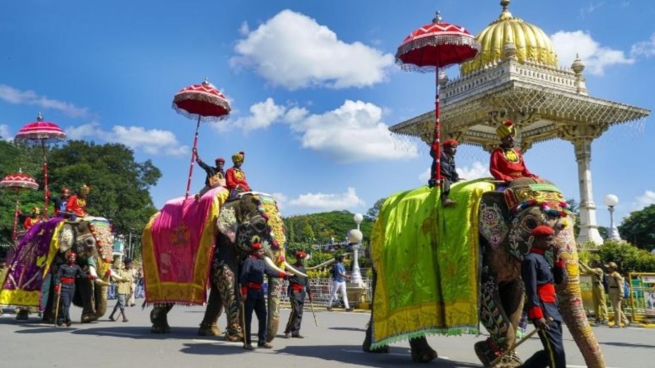 ವಿಶ್ವವಿಖ್ಯಾತ ಮೈಸೂರು ದಸರಾ ಮಹೋತ್ಸವ 2022: ರಾಷ್ಟ್ರಪತಿ ಮುರ್ಮು ಉದ್ಘಾಟನೆ, ವೇದಿಕೆಯಲ್ಲಿ ಯಾರೆಲ್ಲಾ ಇರುತ್ತಾರೆ? ವಿಶ್ವವಿಖ್ಯಾತ ಮೈಸೂರು ದಸರಾ ಮಹೋತ್ಸವ 2022: ರಾಷ್ಟ್ರಪತಿ ಮುರ್ಮು ಉದ್ಘಾಟನೆ, ವೇದಿಕೆಯಲ್ಲಿ ಯಾರೆಲ್ಲಾ ಇರುತ್ತಾರೆ?