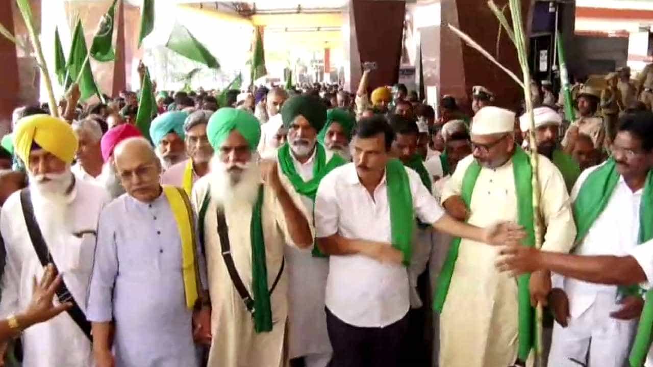 ವಿವಿಧ ಬೇಡಿಕೆಗಳ ಈಡೇರಿಕೆಗಾಗಿ ರೈತರಿಂದ ವಿಧಾನಸೌಧ ಚಲೋ: ಪೊಲೀಸರು, ರೈತರ ನಡುವೆ ಮಾತಿನ ಚಕಮಕಿ, ಕೆಲ ರೈತರು ಪೊಲೀಸರ ವಶ ವಿವಿಧ ಬೇಡಿಕೆಗಳ ಈಡೇರಿಕೆಗಾಗಿ ರೈತರಿಂದ ವಿಧಾನಸೌಧ ಚಲೋ: ಪೊಲೀಸರು, ರೈತರ ನಡುವೆ ಮಾತಿನ ಚಕಮಕಿ, ಕೆಲ ರೈತರು ಪೊಲೀಸರ ವಶ